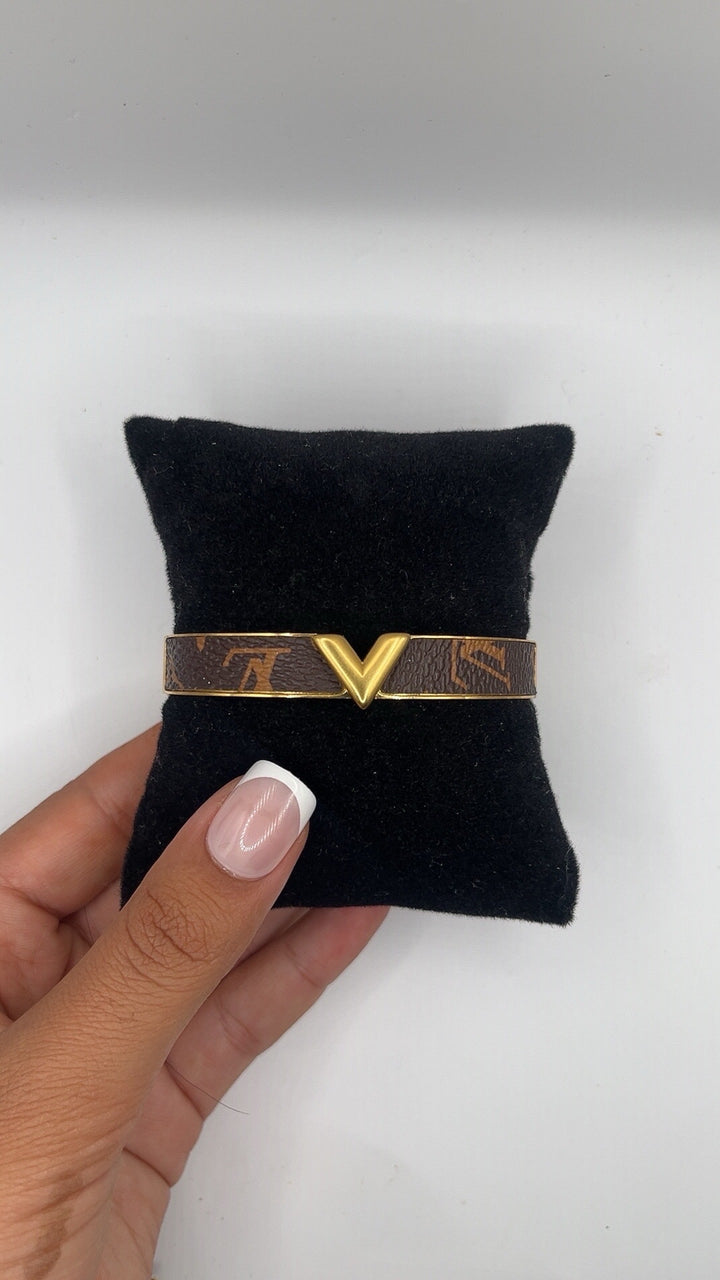 V Armband