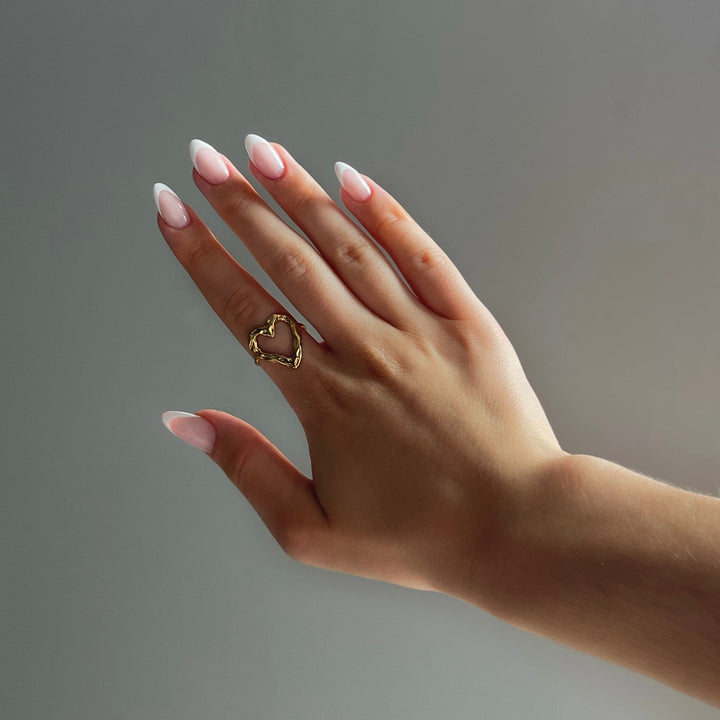 VERSTELLBARER TEXTURIERTER HERZRING - GOLD