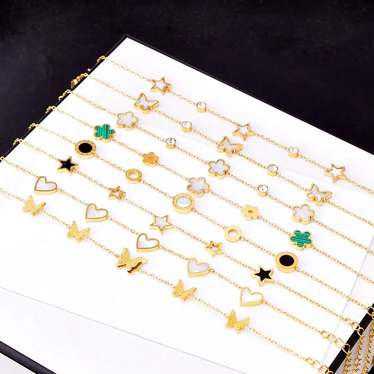 Lyra Elegantes Armband aus Edelstahl mit Anhängern