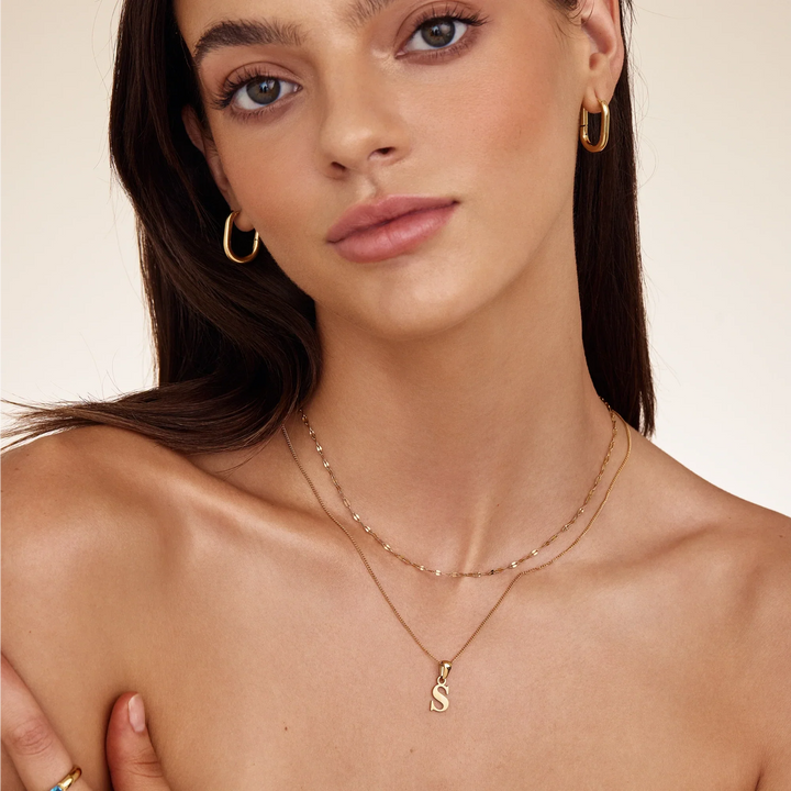 Goldene Initialanhänger-Halskette
