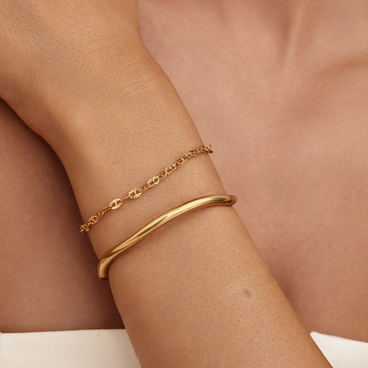 Skulpturales Wellenarmband