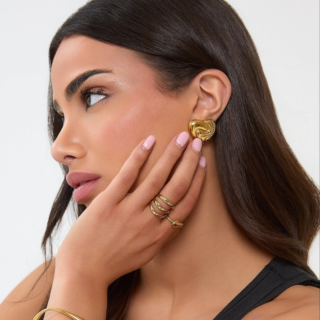 TEXTURIERTE HERZ-OHRRINGE GOLD