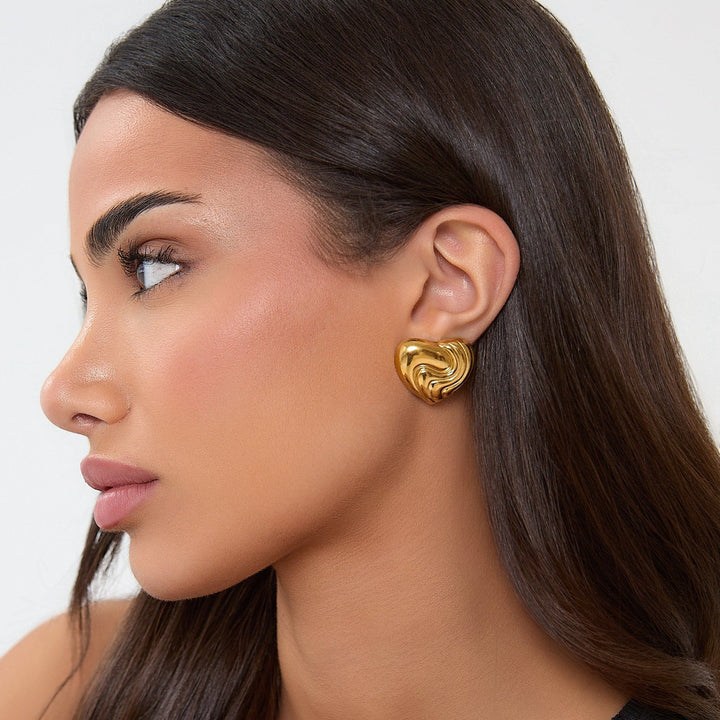 TEXTURIERTE HERZ-OHRRINGE GOLD