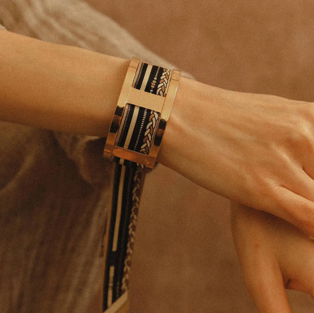 Goldener gehämmerter Luxus-Manschettenknopf