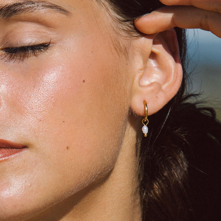 Perlen Huggie Ohrringe