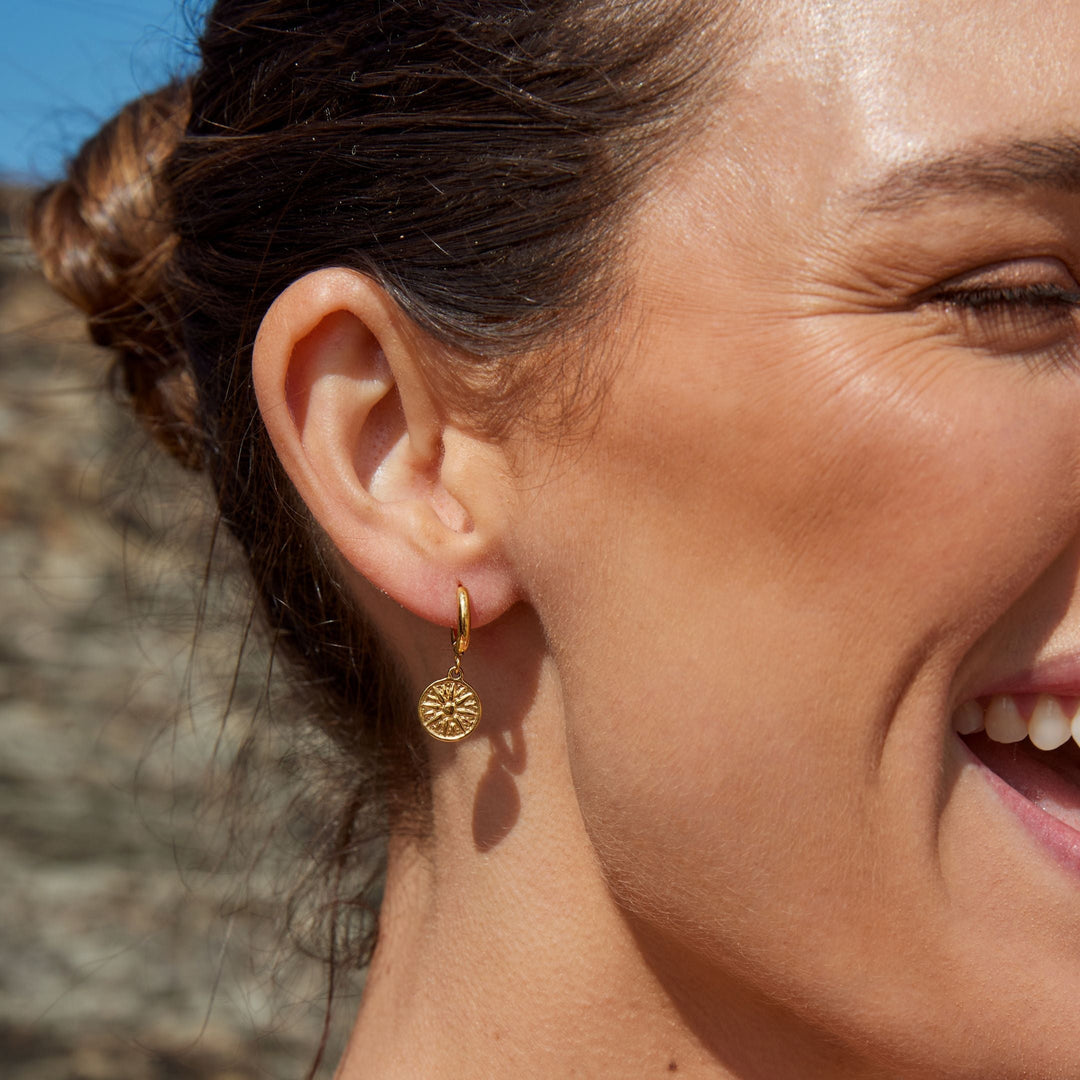 Goldene Sonnenohrringe