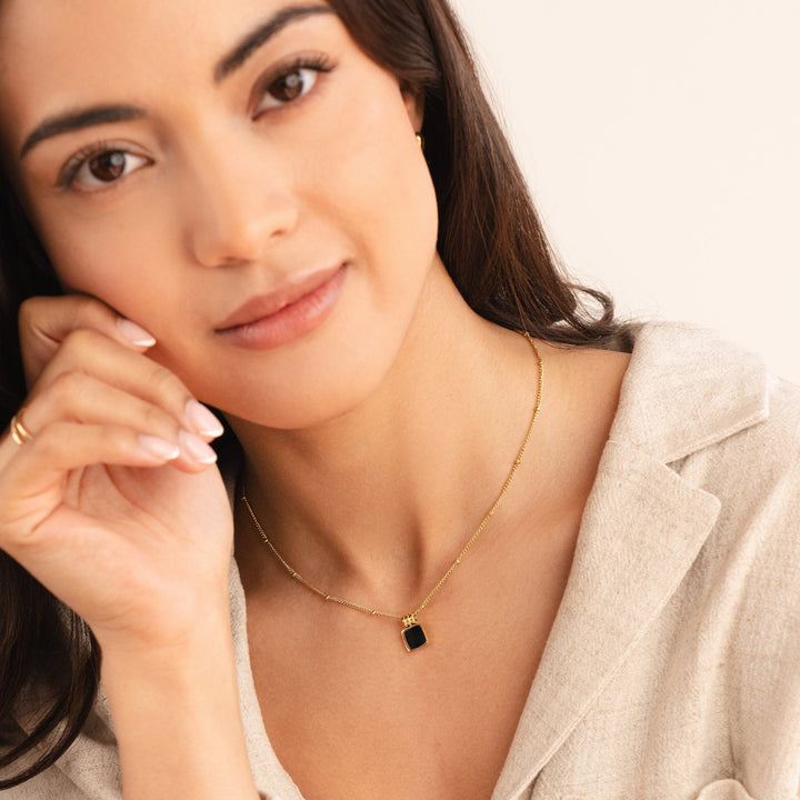 Lucia Schwarze Anhänger-Halskette