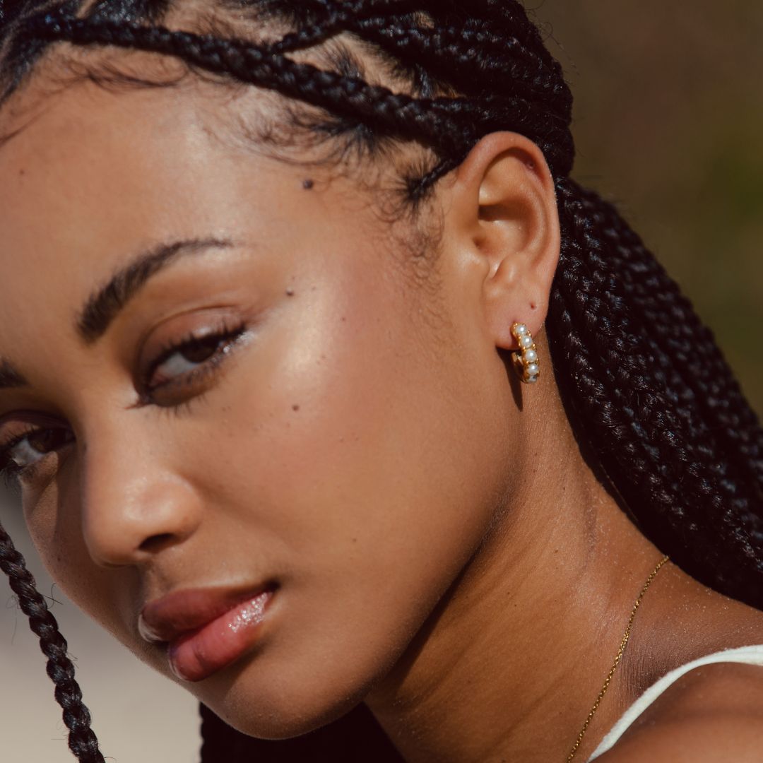 Mini Perlen Huggies Ohrringe