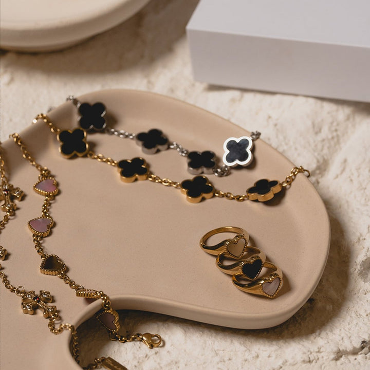 Onyx-Kleeblatt-Motiv