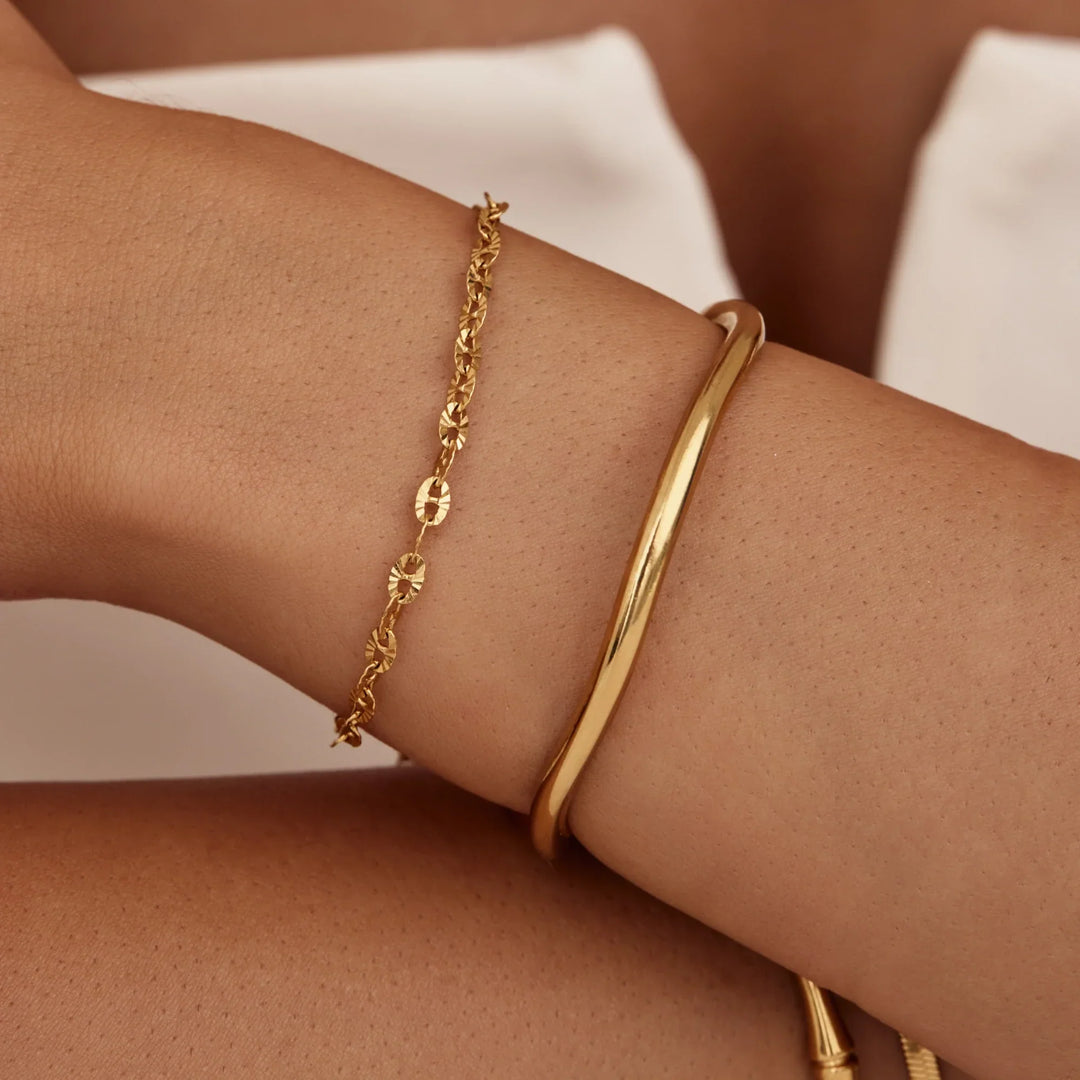 Skulpturales Wellenarmband