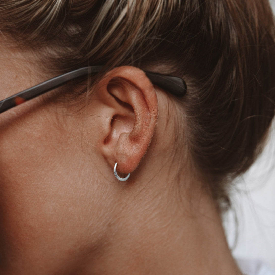 Kleine Huggie-Ohrringe