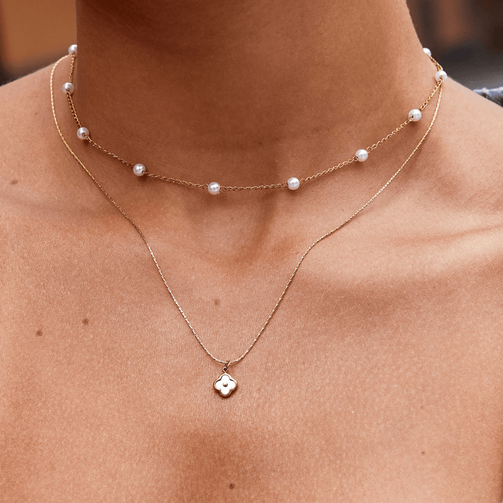 Weißes Blumenanhänger-Halskette