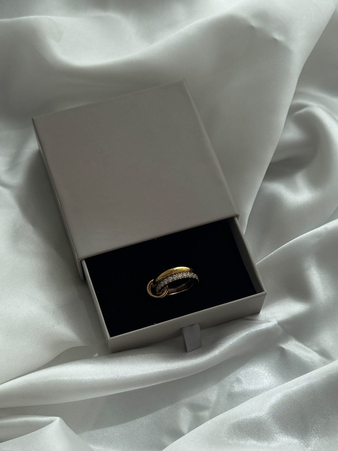 Aeliana Stapelring mit funkelndem Band