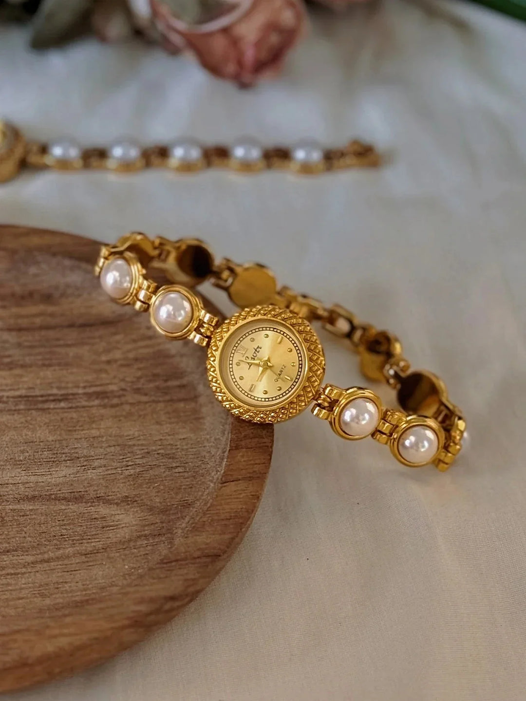 Anara Damenuhr - Elegantes goldenes Quarz-Zeitmessgerät mit Perleneinlage