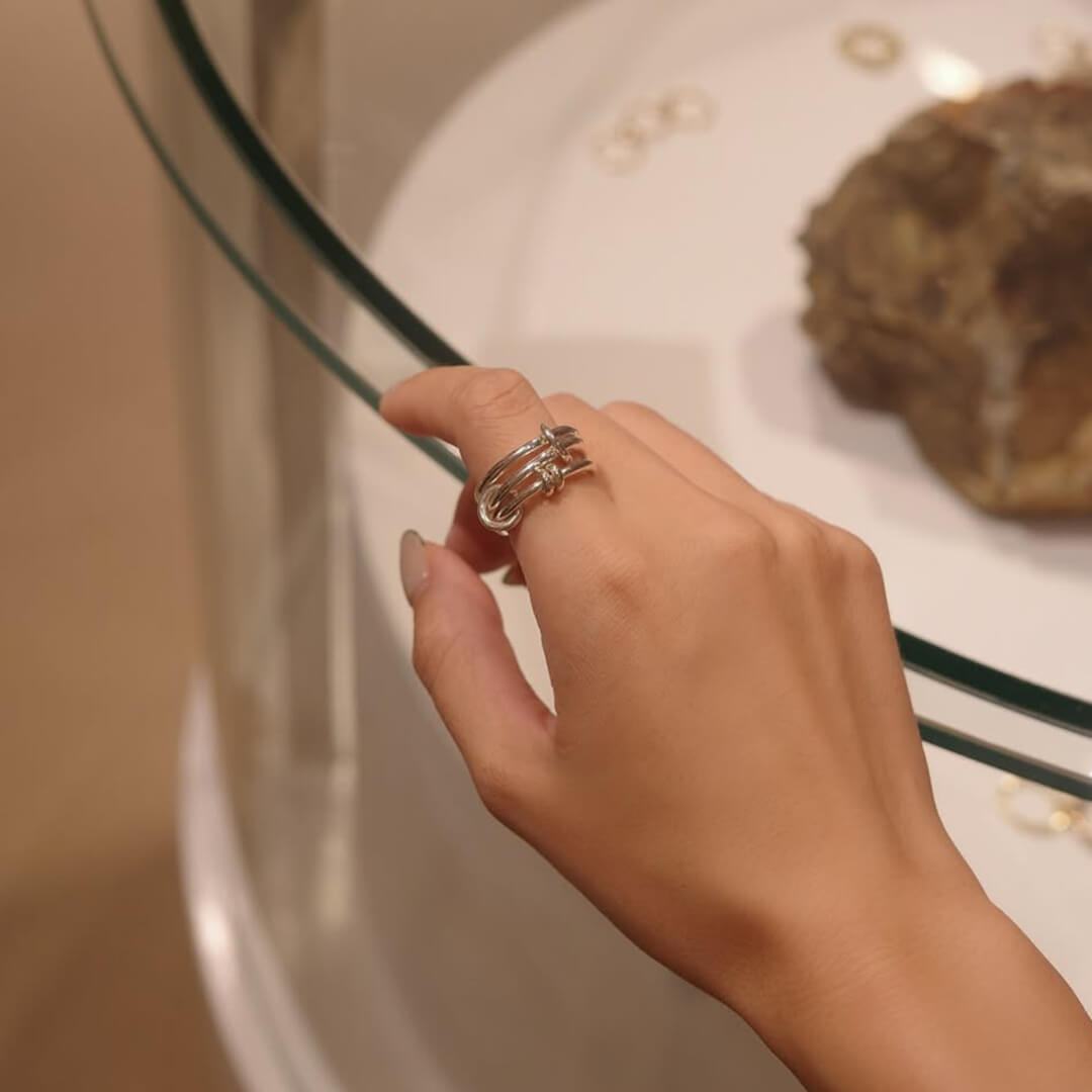 Aura Schlichte Verschlungene Ring