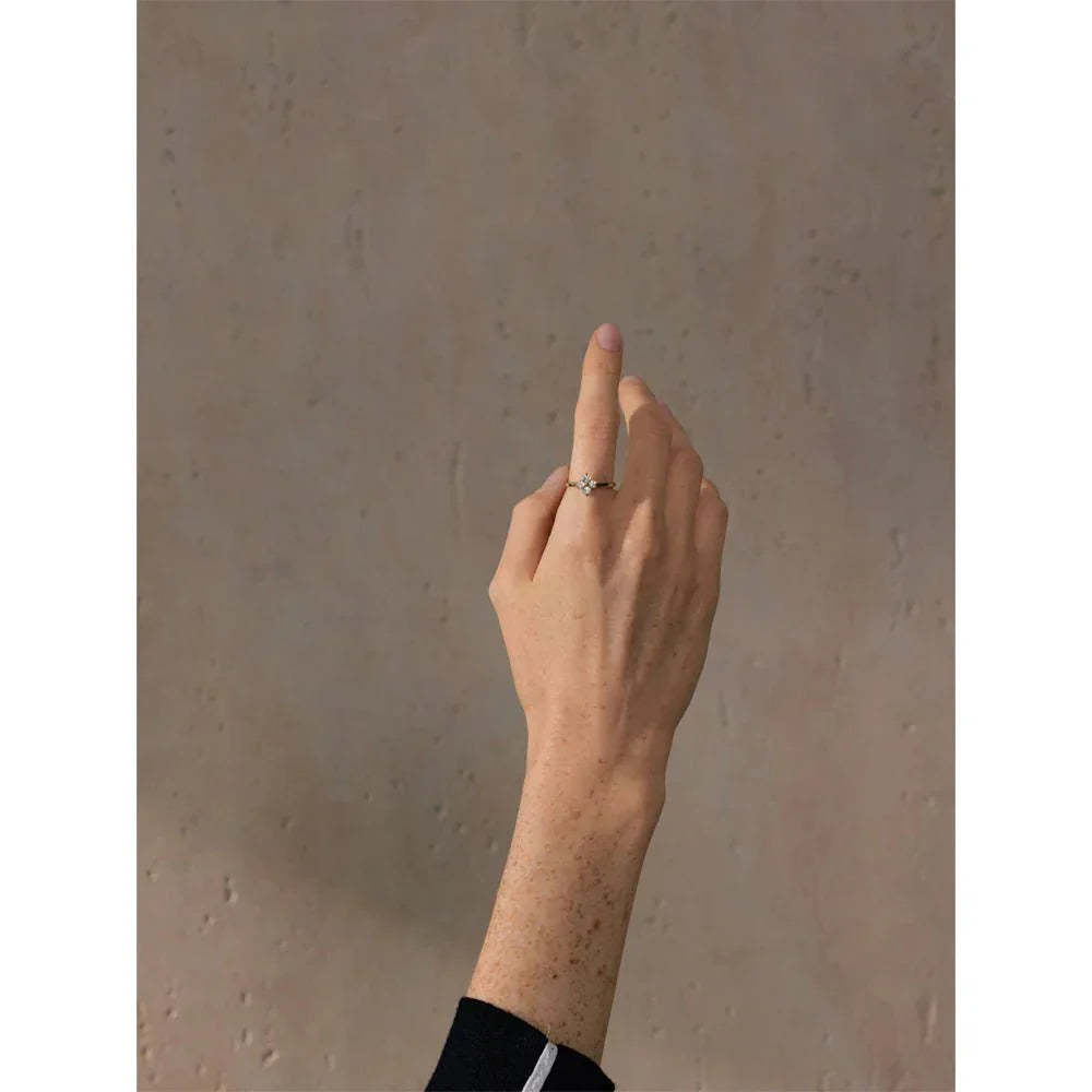 Desiree - Verstellbarer Edelstahl Blumenring mit funkelndem Zirkonia