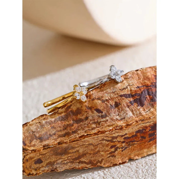 Desiree - Verstellbarer Edelstahl Blumenring mit funkelndem Zirkonia