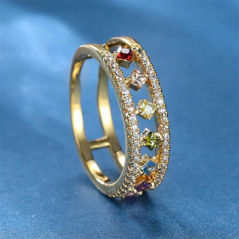 Emily Ring - Zarter quadratischer Ring mit Regenbogenkristall für Frauen