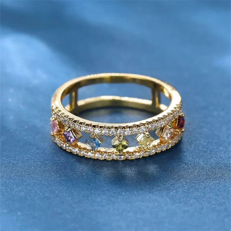 Emily Ring - Zarter quadratischer Ring mit Regenbogenkristall für Frauen