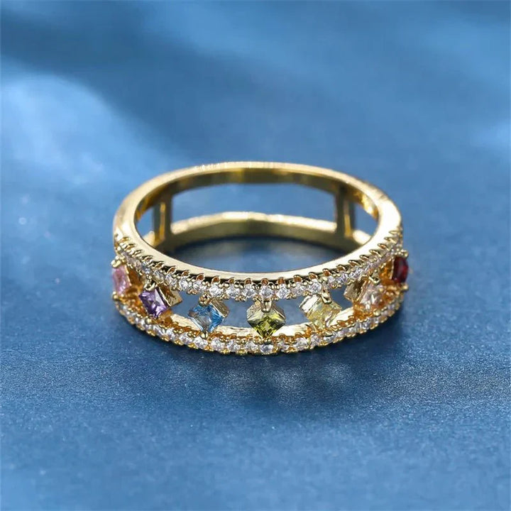 Emily Ring - Zarter quadratischer Ring mit Regenbogenkristall für Frauen